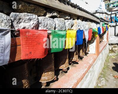 Gebetsräder und bunte Gebetsfahnen in Namche Bazar, Nepal Stockfoto