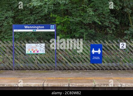 Schild an einem britischen Bahnhof, der Bahnreisende während der 2020 Coronavirus/covid 19 Pandemie zu sozialer Distanz/sozialer Distanz aufzeigt Stockfoto
