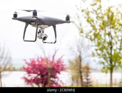 Fliegende Drohne mit Kamera am Himmel. Drohnen mit für die meisten Reichweite Zweck. Einer von ihnen macht Foto oder Video am Himmel Stockfoto