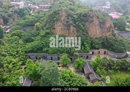 Gongyi. Juni 2020. Luftaufnahme vom 30. Juni 2020 zeigt ein Touristenziel mit dem Geburtsort von Du Fu, einem Dichter der Tang Dynastie (618 n.Chr. - 907 n.Chr.), in Gongyi, der zentralchinesischen Provinz Henan. Gongyi liegt nördlich des Mount Song und ist berühmt für seine kulturellen Relikte und historischen Stätten, wie der Geburtsort des berühmten Dichters Du Fu, an der Kreuzung, wo der Gelbe Fluss auf den Yiluo Fluss trifft. Quelle: Feng Dapeng/Xinhua/Alamy Live News Stockfoto