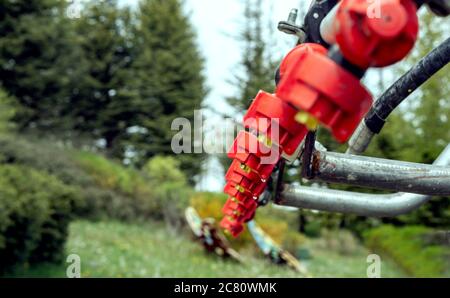 Pulverisierungs-Desinfektionsmittel und Sprühdüse für Pestizide. Pulverisierungstechnologien Multi-Düsen-System, um die Desinfektionsmittel sprühen, Pestizide Anwendung Stockfoto