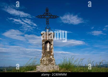 Kreuz und Jungfrau Statue, Cezallier Massiv. Puy de Dome. Auvergne-Rhone-Alpes. Frankreich Stockfoto