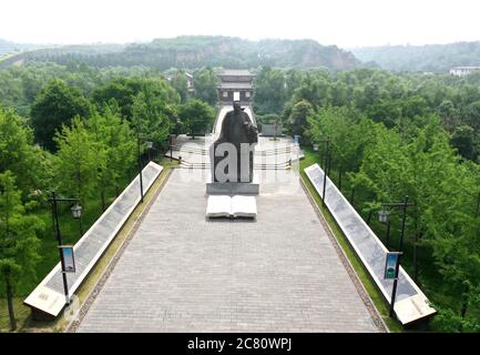 Gongyi. Juni 2020. Luftaufnahme vom 30. Juni 2020 zeigt ein Touristenziel mit dem Geburtsort von Du Fu, einem Dichter der Tang Dynastie (618 n.Chr. - 907 n.Chr.), in Gongyi, der zentralchinesischen Provinz Henan. Gongyi liegt nördlich des Mount Song und ist berühmt für seine kulturellen Relikte und historischen Stätten, wie der Geburtsort des berühmten Dichters Du Fu, an der Kreuzung, wo der Gelbe Fluss auf den Yiluo Fluss trifft. Quelle: Feng Dapeng/Xinhua/Alamy Live News Stockfoto