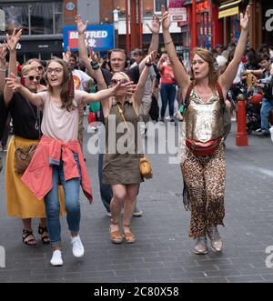 LONDON, GROSSBRITANNIEN - 13. Jul 2019: Eine Gruppe mit einer stillen Disco in China Town, London Stockfoto