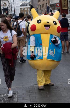 LONDON, VEREINIGTES KÖNIGREICH - Jul 13, 2019: Ein Pikachu Charakter zu Fuß durch China Town, London Stockfoto