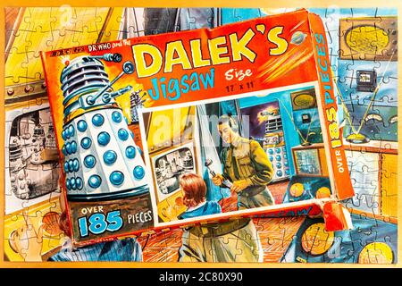 DR Who und die Daleks 185 Stück Puzzle um 1964. Box auf dem fertigen Puzzle. „im Labor“. Spin-off aus der Fernsehsendung. Stockfoto