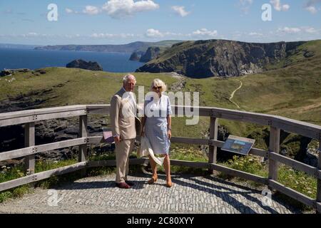 Der Prinz von Wales und die Herzogin von Cornwall stehen am Aussichtspunkt während eines Besuchs von Tintagel Castle während eines dreitägigen Besuchs in Cornwall. Stockfoto