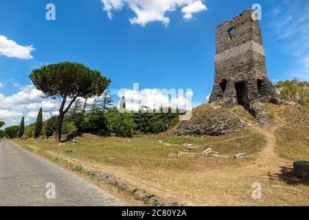 Römische Ruinen entlang der alten Via Apia Straße, alle in ursprünglichen Stein, Vegetation und blauen Himmel, Stadt Rom, Italien Stockfoto