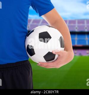 Nahaufnahme des Fußballs in der Hand des Spielers auf dem Feld des großen Stadions Stockfoto