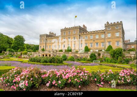 Mellerstain House, in der Nähe von Kelso, Scottish Borders, Großbritannien. Mai 2020. Wetter BLICK auf die Rückseite des Mellerstain House mit einer Farbdarstellung von rosa und lila Blumen in den Gärten. Mellerstain House ist ein herrschaftliches Haus rund 8 Meilen nördlich von Kelso in the Borders, Schottland. Es ist derzeit die Heimat des 14. Earl of Haddington, und ist ein historisches Denkmal von Schottland. Quelle: phil wilkinson/Alamy Live News Stockfoto