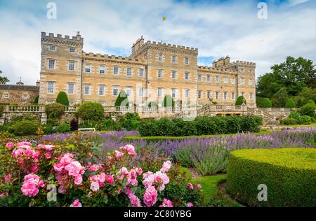 Mellerstain House, in der Nähe von Kelso, Scottish Borders, Großbritannien. Mai 2020. Wetter BLICK auf die Rückseite des Mellerstain House mit einer Farbdarstellung von rosa und lila Blumen in den Gärten. Mellerstain House ist ein herrschaftliches Haus rund 8 Meilen nördlich von Kelso in the Borders, Schottland. Es ist derzeit die Heimat des 14. Earl of Haddington, und ist ein historisches Denkmal von Schottland. Quelle: phil wilkinson/Alamy Live News Stockfoto