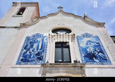 Blick auf die Kirche von Vera Cruz, dekoriert traditionellen blauen Fliesen Panel Azulejo in Aveiro, Portugal. Stockfoto