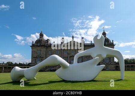 FAKENHAM, GROSSBRITANNIEN - 07. Aug 2019: Die Henry Moore Skulptur große Reclining Figur außerhalb Houghton Hall in Norfolk, England Stockfoto