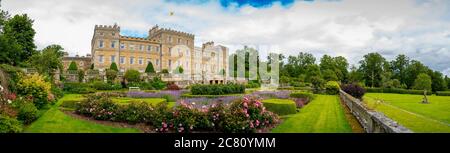 Mellerstain House, in der Nähe von Kelso, Scottish Borders, Großbritannien. Mai 2020. Wetter BLICK auf die Rückseite des Mellerstain House mit einer Farbdarstellung von rosa und lila Blumen in den Gärten. Mellerstain House ist ein herrschaftliches Haus rund 8 Meilen nördlich von Kelso in the Borders, Schottland. Es ist derzeit die Heimat des 14. Earl of Haddington, und ist ein historisches Denkmal von Schottland. Quelle: phil wilkinson/Alamy Live News Stockfoto