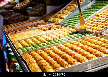 Dessert-Shop im Grand Bazar Baklava ramadan. Dessert, Baklava, Erdnuss, Walnuss, Ramadan, Istanbul, türkei, Grand Bazar Stockfoto