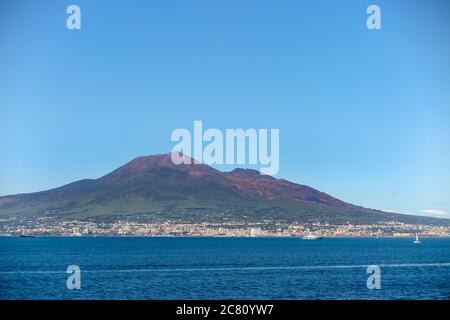 Panoramablick auf den Vesuv Vulkan mit der Stadt Neapel um ihn herum und das Mittelmeer, Gemeinde Sorrent, Provinz Neapel, Italien Stockfoto