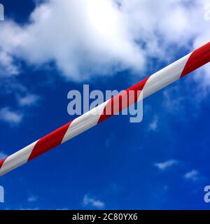 Rot-weißes Warnband, das sich über einen wolkigen Himmel streckte Stockfoto