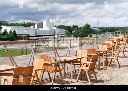 Helsinki, Finnland - 1. Juli 2020: Die Terrasse der Oodi-Bibliothek. Blick auf die Finlandia Halle. Stockfoto