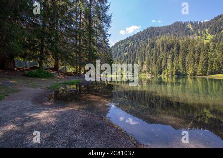 Ein schönes Weitwinkelbild des Sees 'Lago dei Caprioli' im Sommer, Trentino, Italien Stockfoto