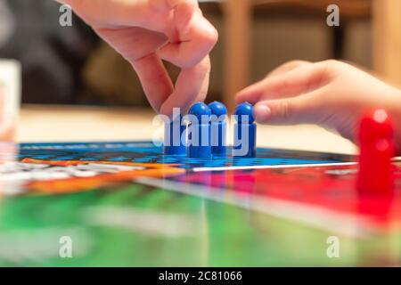 Nahaufnahme von Menschen spielen Kreuz und Kreis Spiel. Brettspiel, Freizeit Spiele, Spielen, Erwachsene, Freundschaft, Ludo, Familie Stockfoto