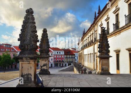 Stadt Alcobaca bei Sonnenuntergang. Blick vom mittelalterlichen römisch-katholischen Kloster. Das Kloster ist das erste gotische Gebäude in Portugal Stockfoto