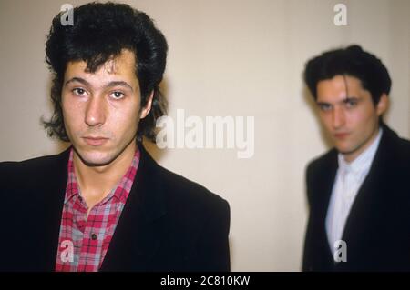 Richard Barbieri und Steve Jansen von den Dolphin Brothers bei einer Fotocall auf Virgin Records. London, 30. September 1987 – weltweite Nutzung Stockfoto