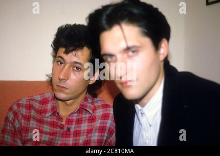 Richard Barbieri und Steve Jansen von den Dolphin Brothers bei einer Fotocall auf Virgin Records. London, 30. September 1987 – weltweite Nutzung Stockfoto