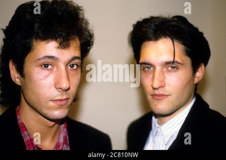 Richard Barbieri und Steve Jansen von den Dolphin Brothers bei einer Fotocall auf Virgin Records. London, 30. September 1987 – weltweite Nutzung Stockfoto