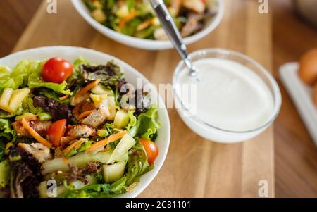 Chicken Caesar Salad mit gegrilltem Hähnchen. Gesunde Ernährung Konzept Stockfoto