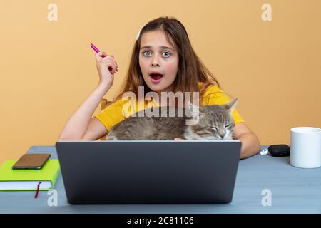 Junge schöne oversea Student Mädchen arbeiten und studieren online Internet Bildung Klasse von zu Hause aus aufgrund Coronavirus Pandemie. Hübsches Mädchengefühl Stockfoto