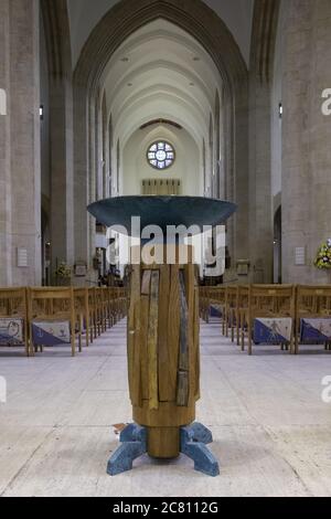 GUILDFORD, VEREINIGTES KÖNIGREICH - Apr 04, 2018: Die Schrift und das Schiff in Guildford Cathedral, Surrey, England Stockfoto