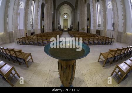 GUILDFORD, VEREINIGTES KÖNIGREICH - Apr 04, 2018: Eine Weitwinkelansicht der Schrift in der Guildford Cathedral Stockfoto