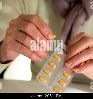 Frau, die die Medikamentenpille hält Stockfoto