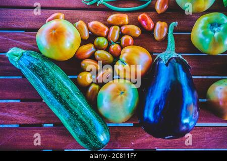 Nahaufnahme von frisch gepflücktem Gemüse, Auberginen, Tomaten, Zucchini Stockfoto
