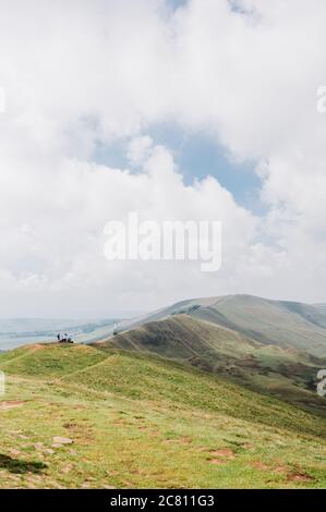 Blick von den sanften Hügeln des Mam Tor über das Hope Valley im Peak District, Juni 2020 Stockfoto