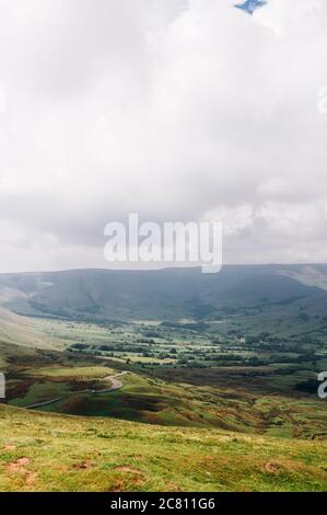 Blick von den sanften Hügeln des Mam Tor über das Hope Valley im Peak District, Juni 2020 Stockfoto