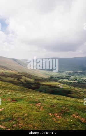 Blick von den sanften Hügeln des Mam Tor über das Hope Valley im Peak District, Juni 2020 Stockfoto