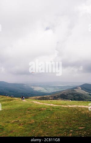 Blick von den sanften Hügeln des Mam Tor über das Hope Valley im Peak District, Juni 2020 Stockfoto