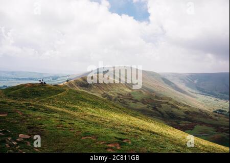 Blick von den sanften Hügeln des Mam Tor über das Hope Valley im Peak District, Juni 2020 Stockfoto