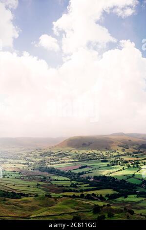 Blick von den sanften Hügeln des Mam Tor über das Hope Valley im Peak District, Juni 2020 Stockfoto