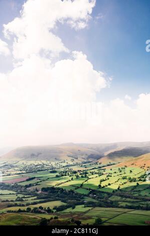 Blick von den sanften Hügeln des Mam Tor über das Hope Valley im Peak District, Juni 2020 Stockfoto