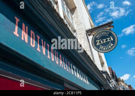 Windsor, Berkshire, Großbritannien. Juli 2020. Die Azzurri-Gruppe, Eigentümer der italienischen Restaurants Zizzi und Ask haben angekündigt, dass sie nach der Coronavirus-Pandemie 75 ihrer Restaurants schließen werden, was zu bis zu 1,200 Arbeitsplatzverlusten führen kann. Das Zizzi Restaurant im Schatten des Windsor Castle bleibt nach der Coronavirus-Sperre geschlossen. Quelle: Maureen McLean/Alamy Live News Stockfoto