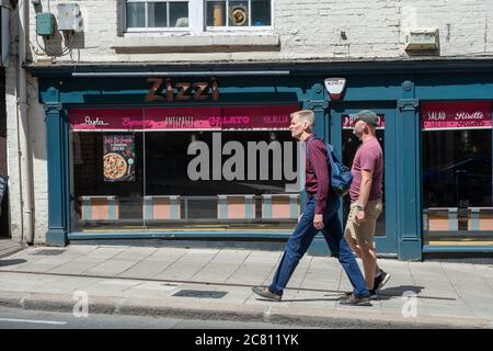 Windsor, Berkshire, Großbritannien. Juli 2020. Die Azzurri-Gruppe, Eigentümer der italienischen Restaurants Zizzi und Ask haben angekündigt, dass sie nach der Coronavirus-Pandemie 75 ihrer Restaurants schließen werden, was zu bis zu 1,200 Arbeitsplatzverlusten führen kann. Das Zizzi Restaurant im Schatten des Windsor Castle bleibt nach der Coronavirus-Sperre geschlossen. Quelle: Maureen McLean/Alamy Live News Stockfoto