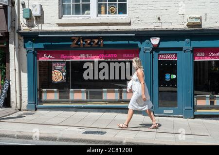 Windsor, Berkshire, Großbritannien. Juli 2020. Die Azzurri-Gruppe, Eigentümer der italienischen Restaurants Zizzi und Ask haben angekündigt, dass sie nach der Coronavirus-Pandemie 75 ihrer Restaurants schließen werden, was zu bis zu 1,200 Arbeitsplatzverlusten führen kann. Das Zizzi Restaurant im Schatten des Windsor Castle bleibt nach der Coronavirus-Sperre geschlossen. Quelle: Maureen McLean/Alamy Live News Stockfoto