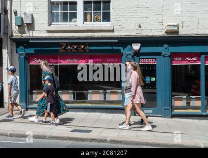 Windsor, Berkshire, Großbritannien. Juli 2020. Die Azzurri-Gruppe, Eigentümer der italienischen Restaurants Zizzi und Ask haben angekündigt, dass sie nach der Coronavirus-Pandemie 75 ihrer Restaurants schließen werden, was zu bis zu 1,200 Arbeitsplatzverlusten führen kann. Das Zizzi Restaurant im Schatten des Windsor Castle bleibt nach der Coronavirus-Sperre geschlossen. Quelle: Maureen McLean/Alamy Live News Stockfoto