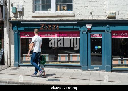 Windsor, Berkshire, Großbritannien. Juli 2020. Die Azzurri-Gruppe, Eigentümer der italienischen Restaurants Zizzi und Ask haben angekündigt, dass sie nach der Coronavirus-Pandemie 75 ihrer Restaurants schließen werden, was zu bis zu 1,200 Arbeitsplatzverlusten führen kann. Das Zizzi Restaurant im Schatten des Windsor Castle bleibt nach der Coronavirus-Sperre geschlossen. Quelle: Maureen McLean/Alamy Live News Stockfoto