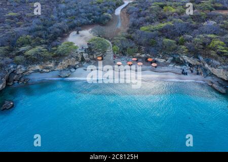 Luftaufnahme der Küste von Curaçao in der Karibik mit türkisfarbenem Wasser, Klippe, Strand und schönen Korallenriff Stockfoto