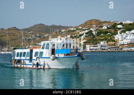 Boot im Hafen von Chora Stadt auf Mykonos Insel, Griechenland Stockfoto