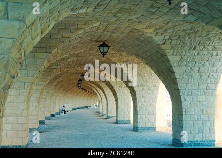 Architektonische Perspektive aus gewölbtem Korridor. Stockfoto