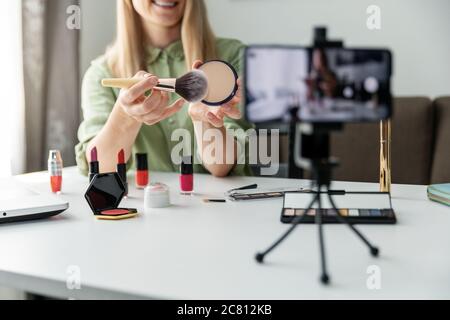 Make-up Beauty Mode Blogger Influencer Aufnahme Video präsentiert Kosmetik in sozialen Medien zu Hause Stockfoto